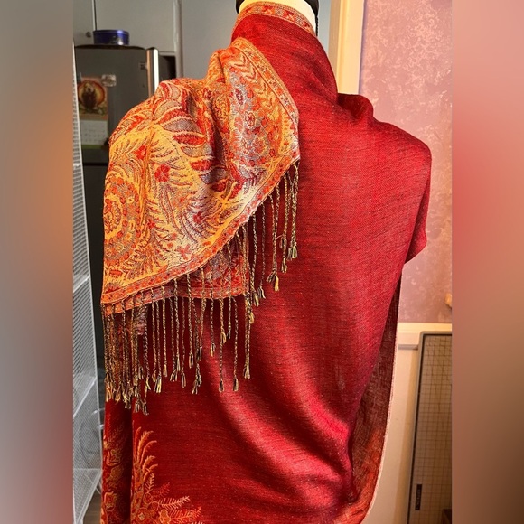 Exquisite Vibrant Red and Gold Paisley Wrap - Picture 8 of 16